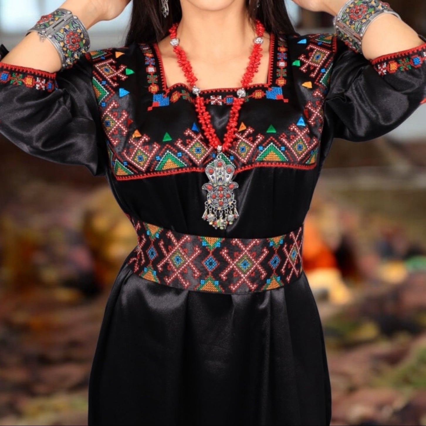 Les robes kabyles se portent partout : entre tradition et modernité
