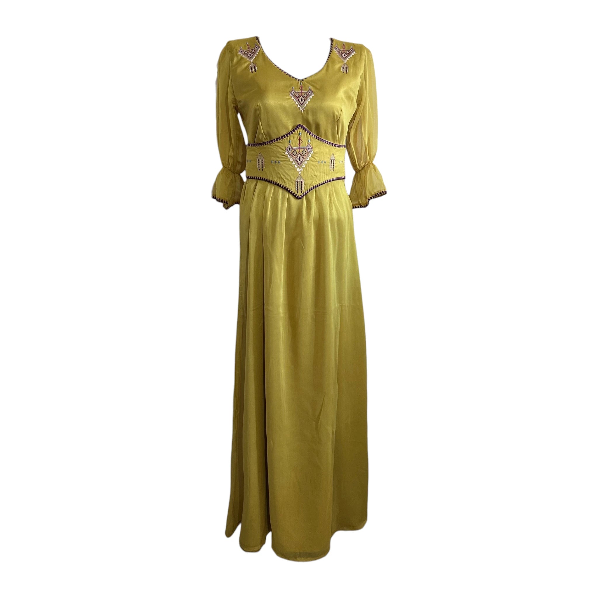 Robe kabyle avec galons traditionnels