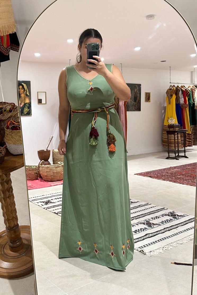 Robe broderie berbère épurée