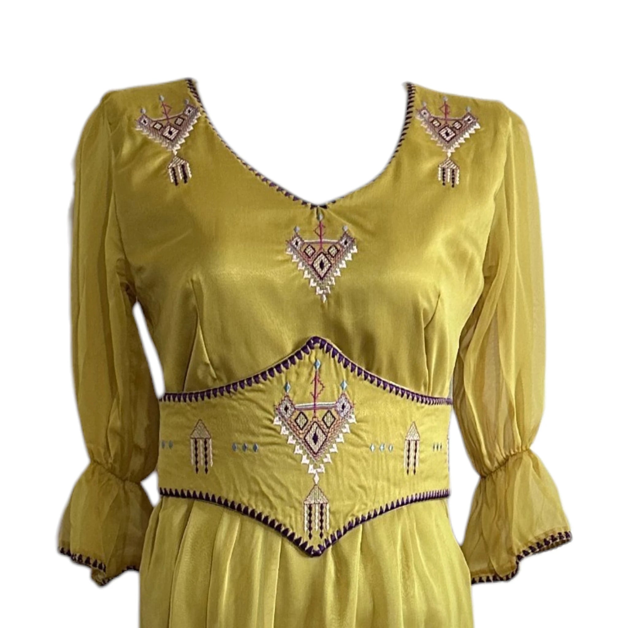 Robe kabyle avec galons traditionnels