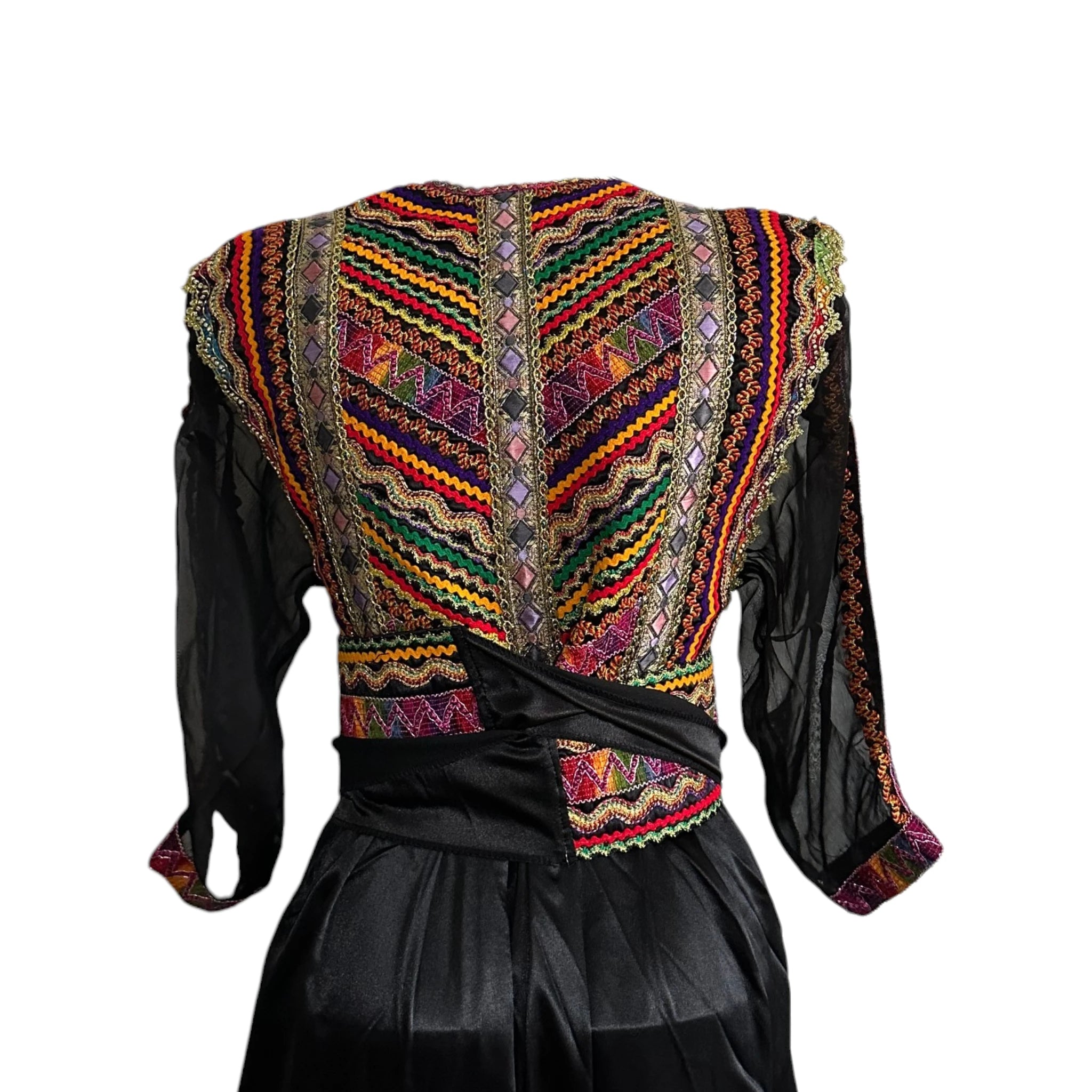 Robe kabyle avec galons traditionnels