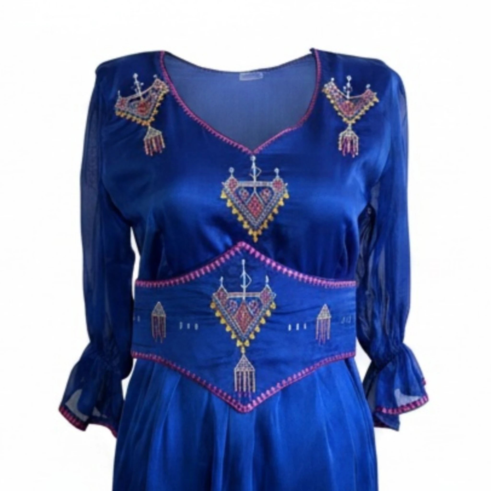 Robe kabyle femme avec broderies berbères